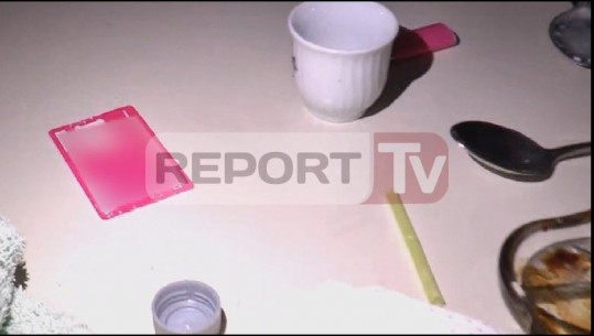 Karta, tub e shkrepëse/ Gati për përdorimin e kokainës, çfarë u gjet në banesën e 30 vjeçares në Kavajë (VIDEO)