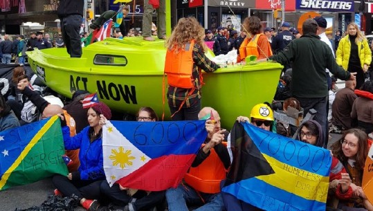 Protestuesit për klimën bllokojnë rrugët e New Yorkut me një varkë jeshile