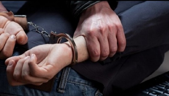 Tiranë/ Kokainë, kanabis e euro të përfituara nga shitja e tyre, arrestohen dy të rinj