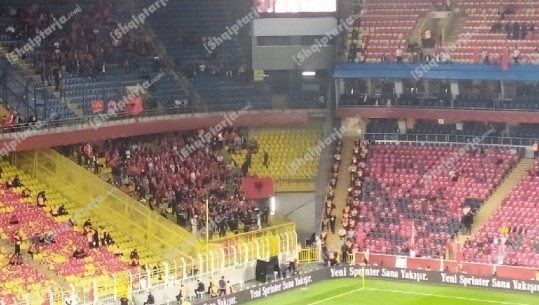 Prag ndeshja në Stamboll, Shqiptarja.com sjell pamje nga atmosfera brenda stadiumit