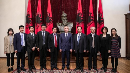  Meta dekoron me titullin 'Naim Frashëri' dy personalitete kineze:  Vlerësim për veprimtarinë e  marrëdhënieve Shqipëri-Kinë 