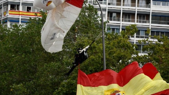 Parashutisti i bllokuar në paradën e Ditës Kombëtare të Spanjës (VIDEO)
