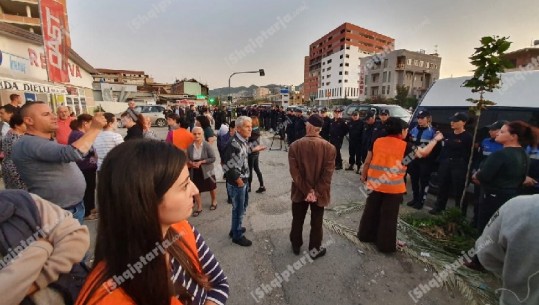 Banorët e Astirit protestë në trotuar! FNSH i ndalon të bllokojnë rrugën /Video
