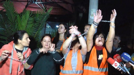 Të lidhur me zinxhirë dhe gojën e mbyllur,  protesta ndryshe e banorëve të 'Astirit' (FOTO-VIDEO)