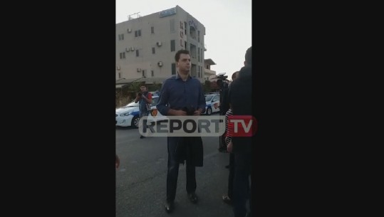 VIDEO- Momenti kur Basha u del para makinave dhe bllokon rrugën te 'Astiri', banorët e duartrokasin