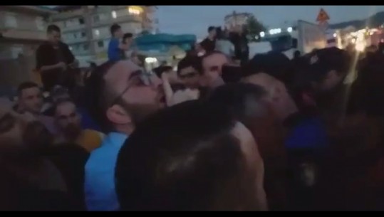 Momenti kur Gazment Bardhi dhe Albana Vokshi kërkojnë të kalojnë mes për mes rrugës dhe debati me policinë (VIDEO)