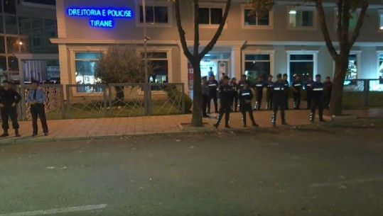  PD-ja zhvendos protestën te Policia e Tiranës, kërkojnë lirimin e Klevis Balliut dhe 7 protestuesve (VIDEO)