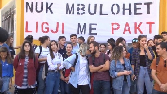 Lëvizja për Universitetin nis vitin akademik me protestë para Ministrisë së Arsimit: Nuk janë përmbushur kushtet (VIDEO)