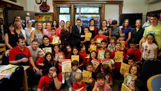 Shpërndahen mbi 10.000 tekste shkollore në shqip për diasporën, Cakaj: Fuqizojmë lidhjet me shqiptarët në botë