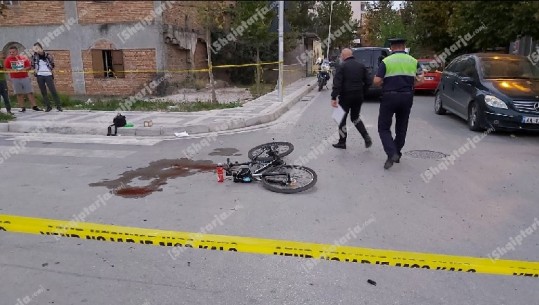 Aksident në Vlorë, makina përplas biçikletën, një i plagosur (VIDEO)