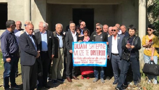 Protestë para shtëpisë së Dritëro Agollit: Qeveria të mbajë premtimin, a mund të quhet muze kjo gërmadhë?