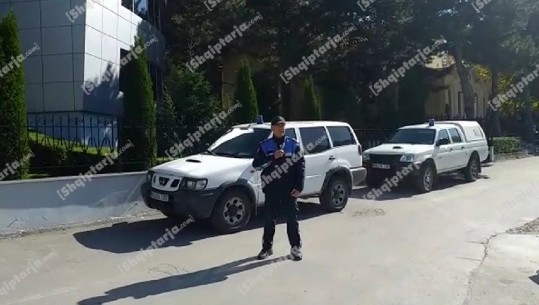 Alarmoi policinë për bombë në makinën e gjyqtarit që liroi Gjinararin, zbulohet autori në burgun e Drenovës