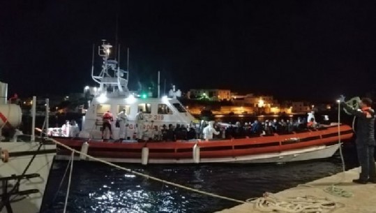 Lampedusa, identifikohen dymbëdhjetë trupa në fund të detit. Mes kufomave, edhe ajo e një të porsalinduri që përqafon nënën e tij