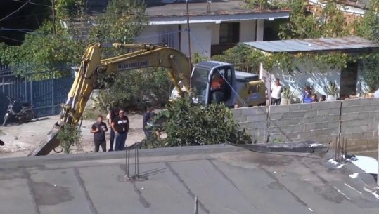 Vijon tensioni në Shkozë/ Shembet muri rrethues, banorët s'dalin nga banesat (VIDEO)