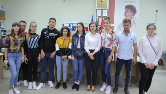 Pakti për Universitetin/ Ministrja Shahini takon studentët e universitetit 'Ismail Qemali' në Vlorë