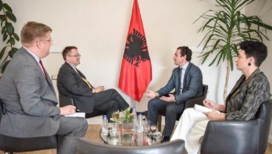 Indinjohet Vuçiç dhe poston fotografinë me flamurin shqiptar