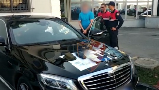 Tiranë- Veprimet e çuditshme i zbulojnë drogën, armët dhe 2.7 mln lekë në makinë, arrestohet 38 vjeçari (VIDEO)