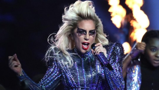 Lady Gaga rrëzohet nga skena gjatë koncertit