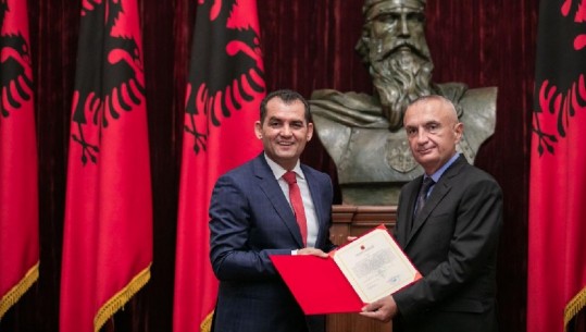Ende pa kaluar Vettingun, anëtari i parë i Gjykatës Kushtetuese Besnik Muçi betohet para Presidentit Meta