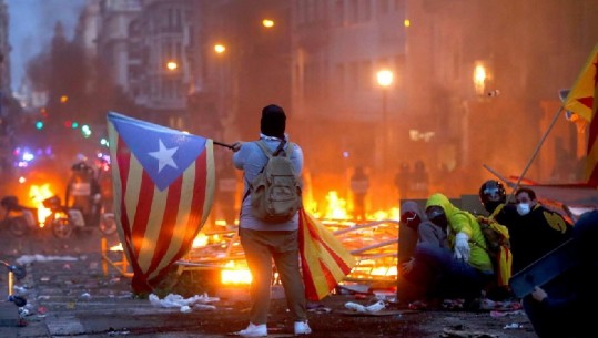 Katalonja, greva dhe protestat, më shumë se gjysmë milioni njerëz në rrugë  