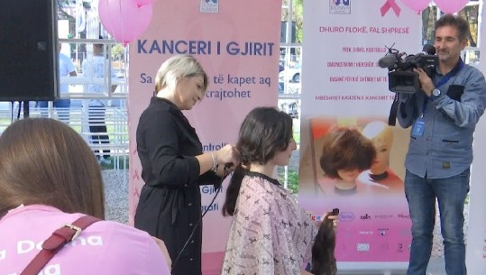 Mesazhi i FORTË: Vajzat presin flokët, dhuratë për paruke për gratë e prekura nga kanceri i gjirit