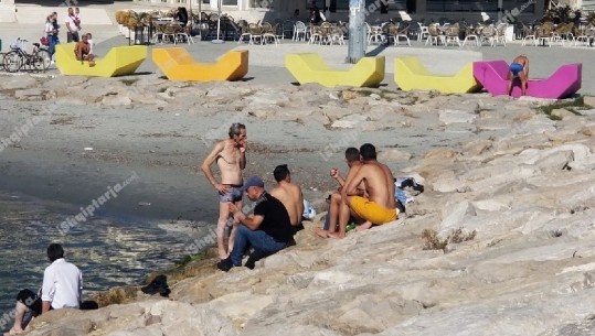 'Verë në Tetor', dhjetëra qytetarë i drejtohen Durrësit për të bërë plazh (VIDEO+FOTO)