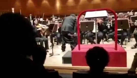 Milano, dirigjentit kinez i bien pantallonat gjatë performancës në 'Teatro dal Verme' (VIDEO)