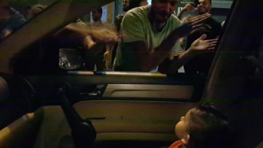 Protestuesit libanezë  këndojnë 'Baby Shark' për të qetësuar vogëlushin (VIDEO)