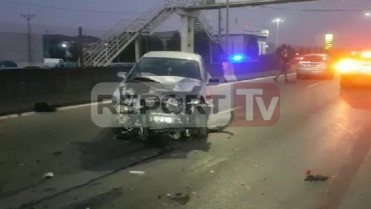 Durrës- Përplaset me trafikndarësen/ Plagoset rëndë shoferi, makina bëhet 'copash' (VIDEO)
