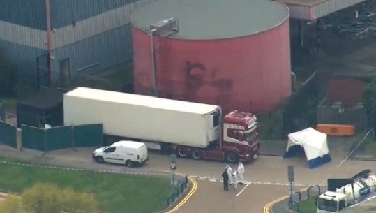 Gjenden 39 të vdekur në Angli brenda një kamioni frigorifer në Essex, dyshohet se vinte nga Belgjika (FOTO+VIDEO)