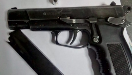 Policia e Lezhës kap ‘trimin’ me pistoletë imituese. Dy të tjerëve u gjendet drogë në makinë 