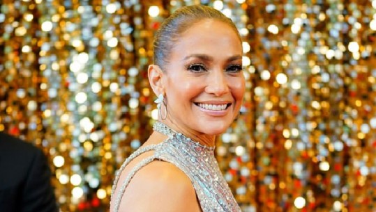 Jennifer Lopez vezullon në premierën e filmit 'Marry me' (FOTO)