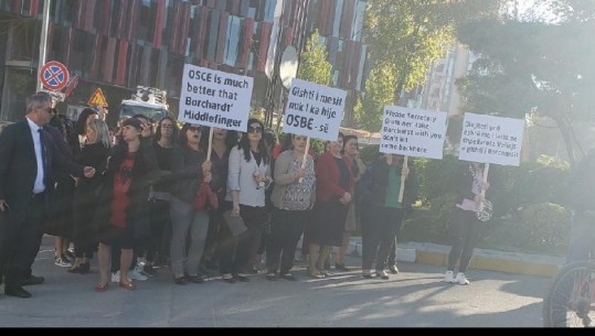 U ngriti gishtin e mesit, një grup vajzash dhe nënash, banore të 'Astirit' protestë: Borchardt ik nga Shqipëria