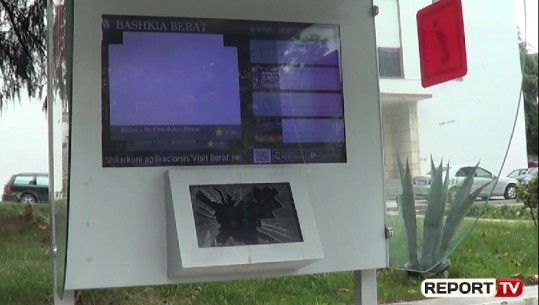  135 milionë lekë dëm/ Njerëz të papërgjegjshëm thyejnë info-kioskat në qytetin muze të Beratit (VIDEO)