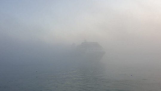 Mjegulla “rrethon” Durrësin nga të gjitha anët, anija turistike ndez sirenat për ndihmë  (FOTO+VIDEO)