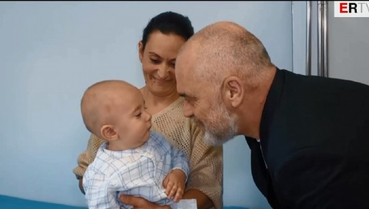 'Qeros, o qeros, jemi qerosë të dy...', Rama batuta me fëmijën në Qendrën Shëndetësore të Roskovecit (VIDEO)