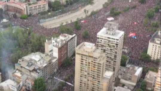 Një milion qytetarë në shesh kërkojnë largimin e Presidentit në Kili (VIDEO)