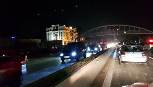 Tiranë, përplasen dy makina në autostradë, rrëzohet shtylla e tensionit dhe zë poshtë një tjetër mjet