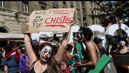 'Ne të gjithë jemi kllounë', protestuesit kilianë frymëzohen me personazhin e 'Joker'