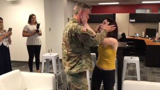 Ushtari i bën surprizë të dashurës, takohen pas 10 muajsh