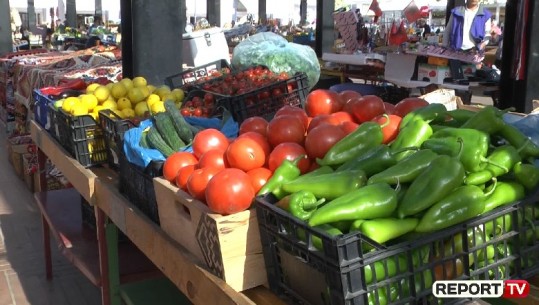 Fermerët ankohen se nuk kanë treg, në Tiranë domatja shitet 100 lekë kg, banorët: Çmime shumë të larta