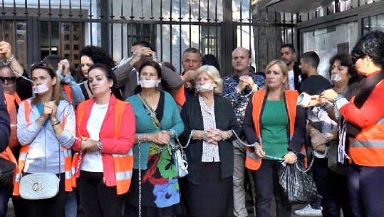 Apeli 'lehëtëson' dënimin për tre protestuesit e Astirit/ Banorët 'lidhen' me zinxhirë jashtë dyerve të Gjykatës