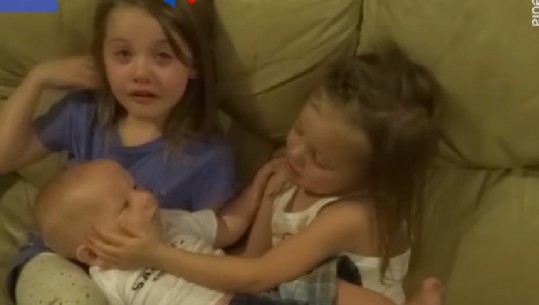 'Nuk duam që ai të rritet', motrat qajnë për vëllanë e vogël (VIDEO)
