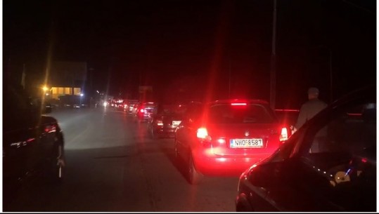 Shqiptarët zgjedhin festën greke për t'u kthyer në atdhe, por përballen me radhë kilometrike në Kapshticë (VIDEO)