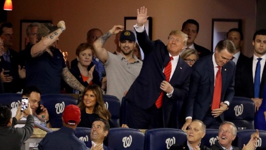 Impeachment/Donald Trump në stadiumin ‘Nationals Park’, turma: Arrestojeni atë, Nanci Pelosy: Dëshmitarët të sillen me forcë