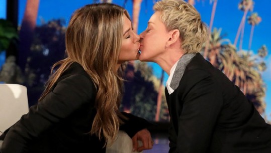 Puthja më e famshme e javës, aktorja e njohur me gazetaren live në emision (VIDEO)