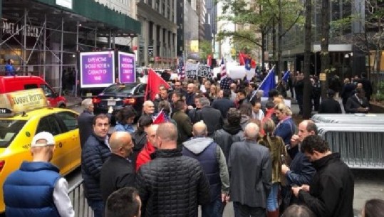 Nju Jork, protestë para konsullatës serbe për krimet seksuale të luftës