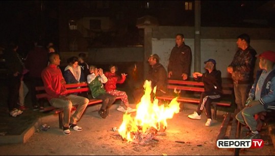 'Zjarr, merr batanije të lagur dhe nxirri jashtë!' Familja me 10 anëtarë në Korçë apel për ndihmë: Pamë tmerr me sy