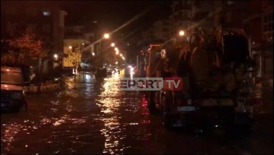Mjaftojnë pak minuta shi... disa lagje në Vlorë 'pushtohen' nga uji (VIDEO)