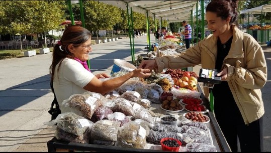 Risia e Bashkisë Tiranë, në lagjet e kryeqytetit nisi të funksionojë tregu i lëvizshëm (FOTO)